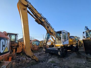 Excavator pe roti Liebherr A 924 C pentru fier vechi