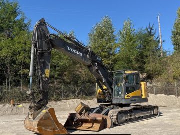 Excavator pe senile Volvo ECR 235