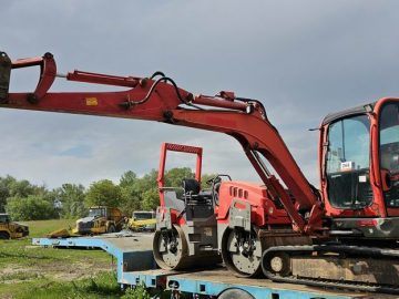 Mini excavator pe senile JCB CTS 8050