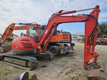 Excavator pe senile JCB 8085